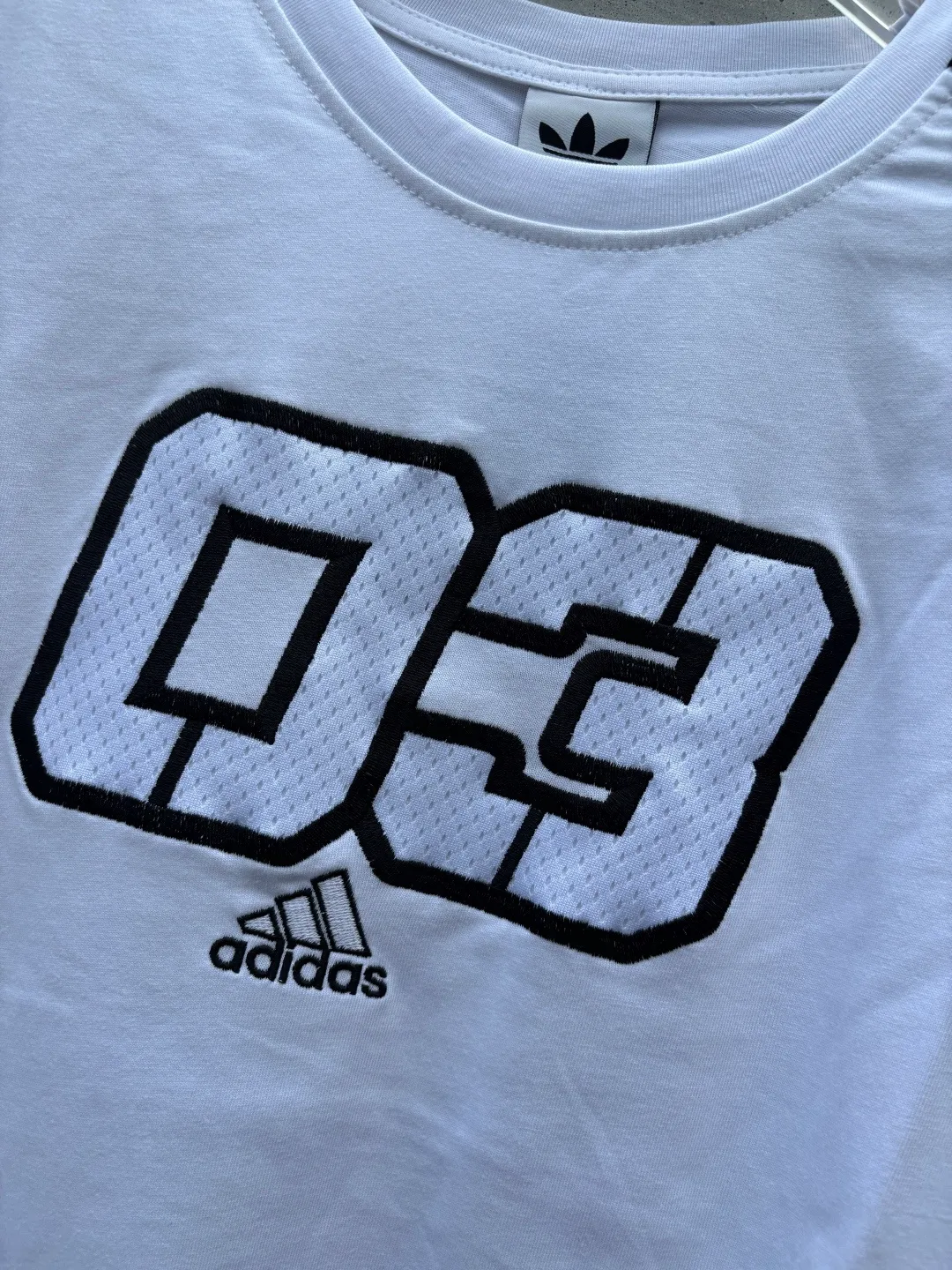 𝟬𝟱𝟰𝟯#Exclusive real shot/difference between various stolen pictures and online version on the market [𝗮𝗱𝗶𝗱𝗮𝘀 Adidas Trefoil men's and women's digital embroidery sports loose round neck T-shirt short sleeves, selected soft cotton fabric, skin-friendly, Breathable, super comfortable to wear. ✅Full set of 1:1 customized accessories ➕Customized three-label ➕𝗬𝘂𝗮𝗻 version hang tag ➕𝗹𝗼𝗴𝗼 packaging bag🔥 ➕Scan the tag to enter the official website. ✅Top version, ins Xiaohongshu Kuaishou = lots of bloggers wear it. ✅Adidas’ absolute Hot Sale star Same Style Details are online, feel free to compare! The iconic Adidas logo embellishes the chest, highlighting the brand's charm. Fixed color and classic three-bar stripes, classic will never go out of style! Versatile is not picky, the original model is perfect for the upper body, so buy it with your eyes closed! ✅The striped elements on both sides of the sleeves add a sporty and fashionable feel, making it easily adaptable to various sports or daily leisure scenes. Whether you are running for fitness or hanging out on the street, it can keep you full of energy without losing the sense of fashion. ✅Complete sizes to meet the needs of different body shapes! Color; White Size S-XXL